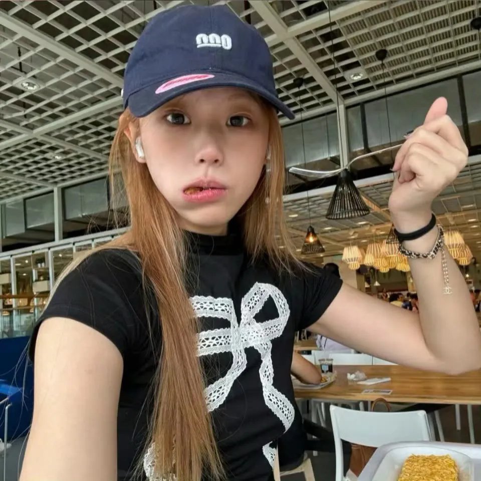 背鸭子的男孩